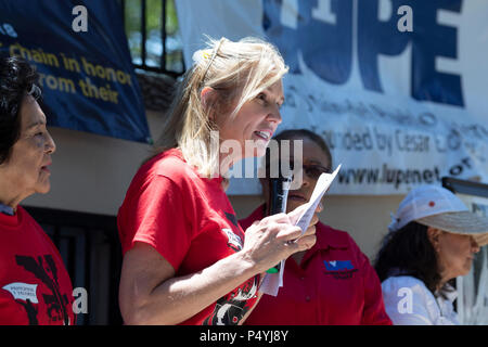 Kerry Kennedy, Direktor des Robert F. Kennedy Center für Gerechtigkeit und Tochter von Robert und Ethel Kennedy, tritt weg von einem 24-tägigen Hungerstreik protestieren Einwanderung Pres. Donald Trump Richtlinien während einer Rallye an der US-mexikanischen Grenze in McAllen, Texas. Stockfoto