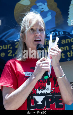 Kerry Kennedy, Direktor des Robert F. Kennedy Center für Gerechtigkeit und Tochter von Robert und Ethel Kennedy, tritt weg von einem 24-tägigen Hungerstreik protestieren Einwanderung Pres. Donald Trump Richtlinien während einer Rallye an der US-mexikanischen Grenze in McAllen, Texas. Stockfoto