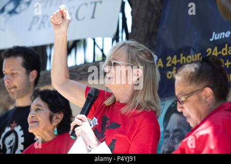 Kerry Kennedy, Direktor des Robert F. Kennedy Center für Gerechtigkeit und Tochter von Robert und Ethel Kennedy, tritt weg von einem 24-tägigen Hungerstreik protestieren Einwanderung Pres. Donald Trump Richtlinien während einer Rallye an der US-mexikanischen Grenze in McAllen, Texas. Stockfoto