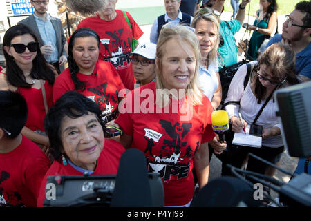 Kerry Kennedy, Direktor des Robert F. Kennedy Center für Gerechtigkeit und Tochter von Robert und Ethel Kennedy, im Gespräch mit der Presse während der anpfiff einen 24-tägigen Hungerstreik protestieren Einwanderung Pres. Donald Trump Richtlinien während einer Rallye an der US-mexikanischen Grenze in McAllen, Texas. Stockfoto