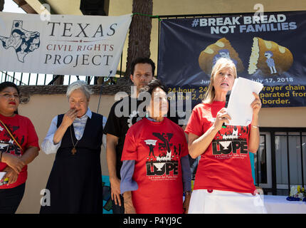 Kerry Kennedy, Direktor des Robert F. Kennedy Center für Gerechtigkeit und Tochter von Robert und Ethel Kennedy, tritt weg von einem 24-tägigen Hungerstreik protestieren Einwanderung Pres. Donald Trump Richtlinien während einer Rallye an der US-mexikanischen Grenze in McAllen, Texas. Stockfoto