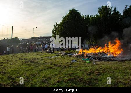 Cork, Irland. 23. Juni 2018. DC 23-6-18 Bonfire Night, Glenheights Straße, Ballyvolane, Cork City Fotos von Bonfire Night in Glenheights Straße heute abend., Dies ist eine Tradition, dass all die Menschen, die in der Umgebung zu besuchen. Obwohl die Teilnahme an der Veranstaltung hat in der gesamten Stadt, in der Sie sich immer, dass es sich hier jedes Jahr tritt zurück. Sein ein Oppourtunity für die gesamte Gemeinschaft zusammen zu bekommen. Credit: Damian Coleman/Alamy leben Nachrichten Stockfoto