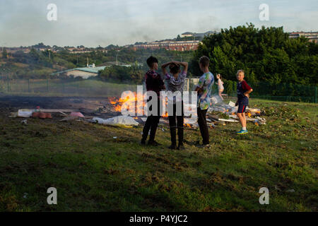 Cork, Irland. 23. Juni 2018. DC 23-6-18 Bonfire Night, Glenheights Straße, Ballyvolane, Cork City Fotos von Bonfire Night in Glenheights Straße heute abend., Dies ist eine Tradition, dass all die Menschen, die in der Umgebung zu besuchen. Obwohl die Teilnahme an der Veranstaltung hat in der gesamten Stadt, in der Sie sich immer, dass es sich hier jedes Jahr tritt zurück. Sein ein Oppourtunity für die gesamte Gemeinschaft zusammen zu bekommen. Credit: Damian Coleman/Alamy leben Nachrichten Stockfoto