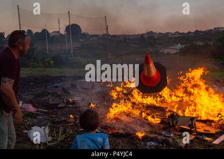 Cork, Irland. 23. Juni 2018. DC 23-6-18 Bonfire Night, Glenheights Straße, Ballyvolane, Cork City Fotos von Bonfire Night in Glenheights Straße heute abend., Dies ist eine Tradition, dass all die Menschen, die in der Umgebung zu besuchen. Obwohl die Teilnahme an der Veranstaltung hat in der gesamten Stadt, in der Sie sich immer, dass es sich hier jedes Jahr tritt zurück. Sein ein Oppourtunity für die gesamte Gemeinschaft zusammen zu bekommen. Credit: Damian Coleman/Alamy leben Nachrichten Stockfoto