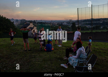 Cork, Irland. 23. Juni 2018. DC 23-6-18 Bonfire Night, Glenheights Straße, Ballyvolane, Cork City Fotos von Bonfire Night in Glenheights Straße heute abend., Dies ist eine Tradition, dass all die Menschen, die in der Umgebung zu besuchen. Obwohl die Teilnahme an der Veranstaltung hat in der gesamten Stadt, in der Sie sich immer, dass es sich hier jedes Jahr tritt zurück. Sein ein Oppourtunity für die gesamte Gemeinschaft zusammen zu bekommen. Credit: Damian Coleman/Alamy leben Nachrichten Stockfoto