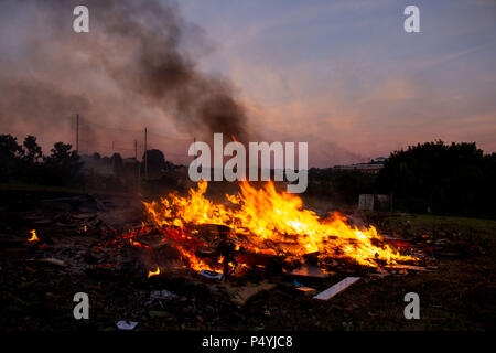 Cork, Irland. 23. Juni 2018. DC 23-6-18 Bonfire Night, Glenheights Straße, Ballyvolane, Cork City Fotos von Bonfire Night in Glenheights Straße heute abend., Dies ist eine Tradition, dass all die Menschen, die in der Umgebung zu besuchen. Obwohl die Teilnahme an der Veranstaltung hat in der gesamten Stadt, in der Sie sich immer, dass es sich hier jedes Jahr tritt zurück. Sein ein Oppourtunity für die gesamte Gemeinschaft zusammen zu bekommen. Credit: Damian Coleman/Alamy leben Nachrichten Stockfoto