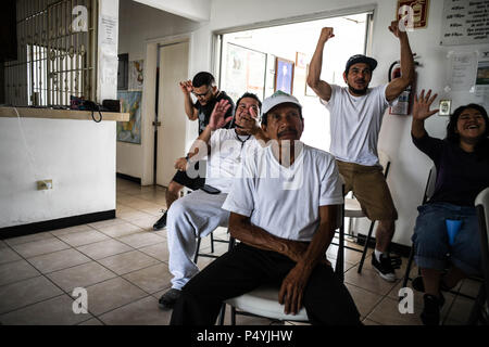 Matamoros, Tamaulipas, Mexiko. 23. Juni 2018. Mexikaner abgeschoben in den letzten Tagen von uns jubeln Mexikos Sieg ovber Südkorea bei der WM am Samstag in der Casa del Migrante in Matamoros, gerade innerhalb der Mexikanischen Grenze. Da die Einwanderung weiterhin Krise in der US-mexikanischen Grenze, die mexikanische Nationalmannschaft, die besiegten die Verteidigung deutscher Meister im Eröffnungsspiel''" wird zu einem globalen Favoriten am Turnier in Russland zu entfalten. Credit: Miguel Juarez Lugo/ZUMA Draht/Alamy leben Nachrichten Stockfoto