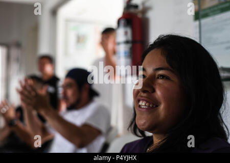 Matamoros, Tamaulipas, Mexiko. 23. Juni 2018. Mexikaner abgeschoben in den letzten Tagen von uns jubeln Mexikos Sieg ovber Südkorea bei der WM am Samstag in der Casa del Migrante in Matamoros, gerade innerhalb der Mexikanischen Grenze. Da die Einwanderung weiterhin Krise in der US-mexikanischen Grenze, die mexikanische Nationalmannschaft, die besiegten die Verteidigung deutscher Meister im Eröffnungsspiel''" wird zu einem globalen Favoriten am Turnier in Russland zu entfalten. Credit: Miguel Juarez Lugo/ZUMA Draht/Alamy leben Nachrichten Stockfoto