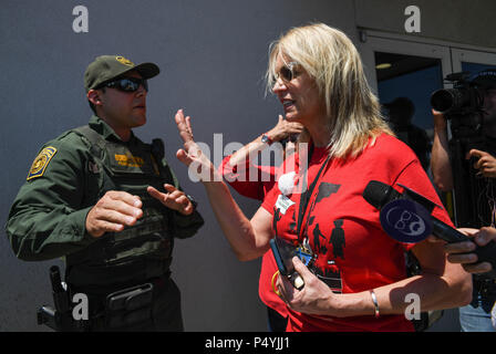 Mcallen, Texas, USA. 23. Juni 2018. Menschenrechtsaktivist KERRY KENNEDY, spricht zu uns Einwanderung Offiziere Samstag nach der Ankündigung eines Hungerstreiks die Behandlung des Kindes Immigranten auf die Verarbeitung Detention Center in McAllen, Texas, der größte in den USA inhaftiert sind, zu protestieren. Der Beamte würden nicht Eintrag von Kennedy, der der Tochter Robert F. Kennedy gewähren. Credit: Miguel Juarez Lugo/ZUMA Draht/Alamy leben Nachrichten Stockfoto