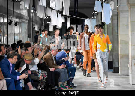 Paris, Frankreich. 23. Juni 2018. Modelle Kreationen von Hermes bei der Men's Fashion Week 2019 Frühling/Sommer Kollektion in Paris, Frankreich, am 23. Juni 2018. Credit: Piero Biasion/Xinhua/Alamy leben Nachrichten Stockfoto