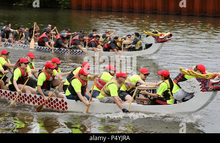 Chicago, USA. 23. Juni 2018. Die Teilnehmer messen sich in einem Drachenboot rennen in Chicago, USA, 23. Juni 2018. Mehr als 800 Teilnehmer von 32 Teams nahmen an der 2018 Chicago Drachenbootrennen am Ping Tom Memorial Park in Chinatown von Chicago am Samstag. Credit: Wang Ping/Xinhua/Alamy leben Nachrichten Stockfoto