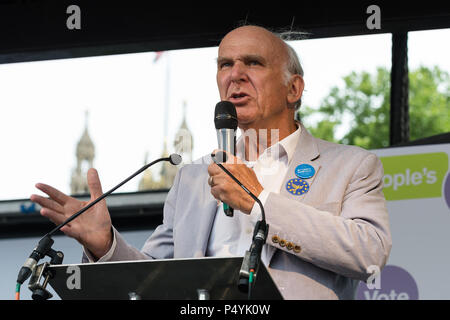 London, Großbritannien. 23. Juni 2018. Die Fraktion der Liberalen und Demokratischen Partei Europas Marktführer Vince Cable spricht auf Abstimmung der Rallye in Parliament Square in London auf einer zweiten Jahrestag des Brexit Referendums durch hundert Tausend Menschen besucht. Die Demonstranten verlangen, dass die endgültigen Bedingungen des Brexit beschäftigen, die von der Regierung ausgehandelt, bevor die britischen Bürger in einer öffentlichen Abstimmung gestellt werden. Credit: Wiktor Szymanowicz/Alamy leben Nachrichten Stockfoto