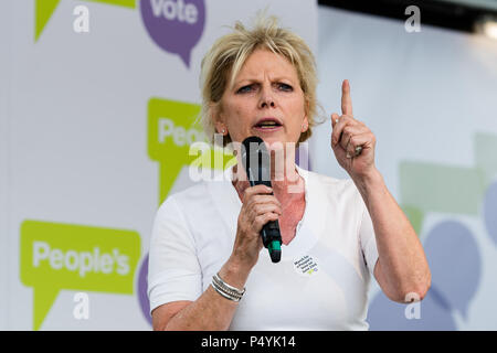 London, Großbritannien. 23. Juni 2018. Konservative Partei MP Anna Soubry spricht auf Abstimmung der Rallye in Parliament Square in London auf einer zweiten Jahrestag des Brexit Referendums durch hundert Tausend Menschen besucht. Die Demonstranten verlangen, dass die endgültigen Bedingungen des Brexit beschäftigen, die von der Regierung ausgehandelt, bevor die britischen Bürger in einer öffentlichen Abstimmung gestellt werden. Credit: Wiktor Szymanowicz/Alamy leben Nachrichten Stockfoto