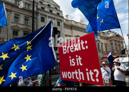 London, Großbritannien. 23. Juni 2018. Anti-Brexit Unterstützer sammeln Teil in Abstimmung Leute im März in London an einer Demonstration im Parlament Platz auf einem zweiten Jahrestag des Brexit Referendum gefolgt. Die Demonstranten verlangen, dass die endgültigen Bedingungen des Brexit beschäftigen, die von der Regierung ausgehandelt, bevor die britischen Bürger in einer öffentlichen Abstimmung gestellt werden. Credit: Wiktor Szymanowicz/Alamy leben Nachrichten Stockfoto