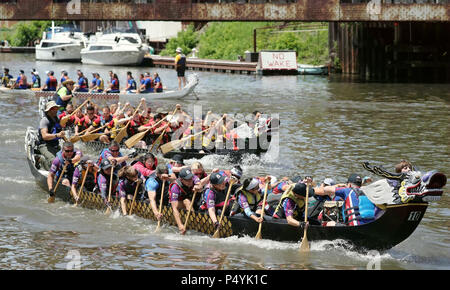 Chicago, USA. 23. Juni 2018. Die Teilnehmer messen sich in einem Drachenboot rennen in Chicago, USA, 23. Juni 2018. Mehr als 800 Teilnehmer von 32 Teams nahmen an der 2018 Chicago Drachenbootrennen am Ping Tom Memorial Park in Chinatown von Chicago am Samstag. Credit: Wang Ping/Xinhua/Alamy leben Nachrichten Stockfoto