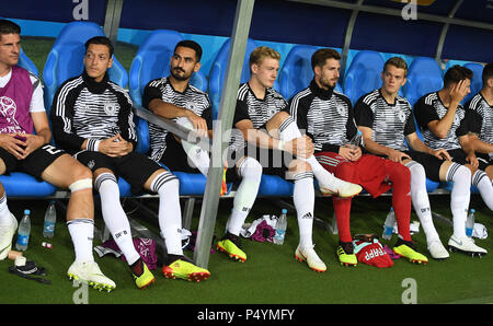 Mario Gomez (Deutschland), Mesut Oezil (Deutschland), lkay Guendogan (Deutschland), Julian Brandt (Deutschland), Kevin Trapp (Deutschland), Matthias Ginter (Deutschland), Leon Goretzka (Deutschland) vor dem Spiel auf der Bank. GES/fussball/Wm 2018 Russland: Deutschland - Schweden, 23.06.2018 | Verwendung weltweit Stockfoto