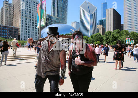 Chicago, USA. 23. Juni 2018. Zwei Personen verkleidet als Zombies für Fotos im Millennium Park in Chicago, USA, 23. Juni 2018 dar. Cosplay Liebhaber verkleidet als Zombies für Spaß am Millennium Park in Chicago Samstag erfüllt. Credit: Wang Ping/Xinhua/Alamy leben Nachrichten Stockfoto