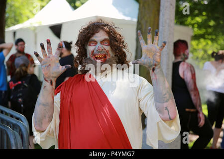 Chicago, USA. 23. Juni 2018. Ein Mann verkleidet als Zombie für Fotos im Millennium Park in Chicago, USA, 23. Juni 2018 darstellt. Cosplay Liebhaber verkleidet als Zombies für Spaß am Millennium Park in Chicago Samstag erfüllt. Credit: Wang Ping/Xinhua/Alamy leben Nachrichten Stockfoto