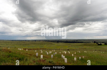 Crow Agency, Montana, USA. 22. Juni, 2018. Die Siebte Kavallerie Friedhof am Little Bighorn Battlefield National Monument. Das Denkmal, das unter der Schirmherrschaft des National Park Service, Memorializes einer großen Schlacht am 25. Juni 1876 kämpften, zwischen Lakota, Cheyenne und Arapaho Inder gegen die United States Army. Diese Stämme wurden Kämpfe ihre traditionelle Lebensweise als Nomaden Büffel Jäger zu bewahren. Die US-Armee war die Durchführung von Anweisungen des Grant Administration, der Lakota Sioux und Cheyenne Völker bis an die große Sioux Reservation in Dakota Territory zu entfernen. (Credit Ima Stockfoto