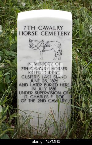 Crow Agency, Montana, USA. 22. Juni, 2018. Die Siebte Kavallerie Pferd Friedhof Grabstein am Little Bighorn Battlefield National Monument. Das Denkmal, das unter der Schirmherrschaft des National Park Service, Memorializes einer großen Schlacht am 25. Juni 1876 kämpften, zwischen Lakota, Cheyenne und Arapaho Inder gegen die United States Army. Diese Stämme wurden Kämpfe ihre traditionelle Lebensweise als Nomaden Büffel Jäger zu bewahren. Die US-Armee war die Durchführung von Anweisungen des Grant Administration, der Lakota Sioux und Cheyenne Völker bis an die große Sioux Reservation in Dakota Terr zu entfernen. Stockfoto