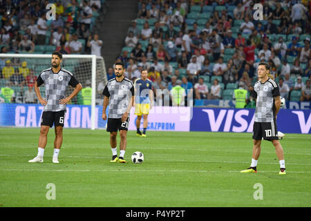 Sochi, Russland. 23. Juni 2018. Sami Khedira (GER), Ilkay GUENDOGAN (Gundogan, GER) und Mesut OEZIL (Ozil, GER, von links), die alle nicht am Start sind, vor dem Warm-up spielen, Warm-up, Deutschland (GER) - Schweden (SWE) 2:1, Vorrunde, Gruppe F, Spiel 27, am 23.06.2018 in Sotschi, Fisht Olymipic Stadion. Fußball-WM 2018 in Russland vom 14.06. - 15.07.2018. | Verwendung der weltweiten Kredit: dpa/Alamy leben Nachrichten Stockfoto