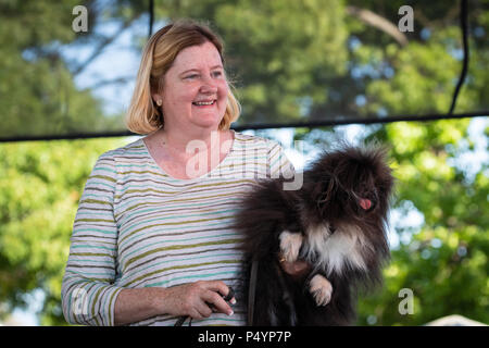 Kalifornien, USA. 23. Juni 2018. Wild Thang, eine 2-jährige Pekingese aus Los Angeles, konkurriert mit Besitzer Ann Lewis bei den Hässlichsten Hund der Welt 2018 Wettbewerb an der Sonoma-Marin Fair am 23. Juni 2018, in Petaluma, Kalifornien Quelle: Tim Fleming/Alamy Live News Credit: Tim Fleming/Alamy leben Nachrichten Stockfoto