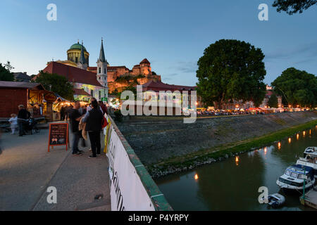 Esztergom (Gran): Fluss Kis Duna (Kleine Donau), Castle Hill, die Basilika, die Innenstadt von Pfarr- Kirche auf einem Festival in Ungarn, Komarom-Esztergom, Stockfoto