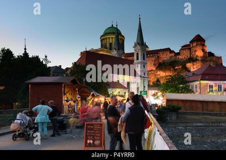 Esztergom (Gran): Fluss Kis Duna (Kleine Donau), Castle Hill, die Basilika, die Innenstadt von Pfarr- Kirche auf einem Festival in Ungarn, Komarom-Esztergom, Stockfoto