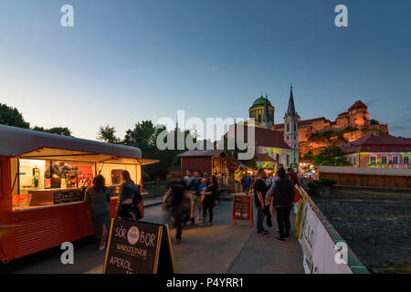 Esztergom (Gran): Fluss Kis Duna (Kleine Donau), Castle Hill, die Basilika, die Innenstadt von Pfarr- Kirche auf einem Festival in Ungarn, Komarom-Esztergom, Stockfoto