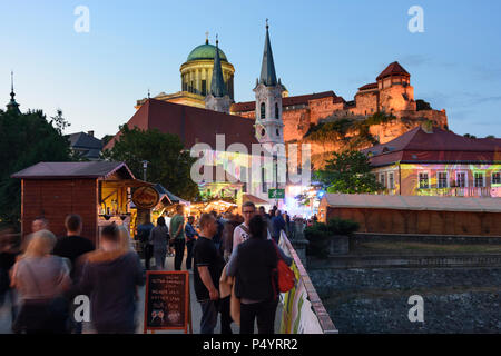 Esztergom (Gran): Fluss Kis Duna (Kleine Donau), Castle Hill, die Basilika, die Innenstadt von Pfarr- Kirche auf einem Festival in Ungarn, Komarom-Esztergom, Stockfoto