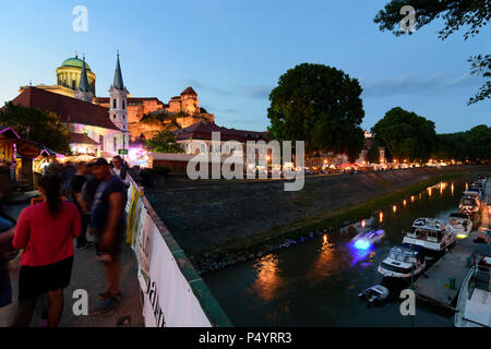 Esztergom (Gran): Fluss Kis Duna (Kleine Donau), Castle Hill, die Basilika, die Innenstadt von Pfarr- Kirche auf einem Festival in Ungarn, Komarom-Esztergom, Stockfoto