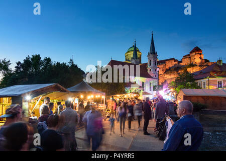 Esztergom (Gran): Fluss Kis Duna (Kleine Donau), Castle Hill, die Basilika, die Innenstadt von Pfarr- Kirche auf einem Festival in Ungarn, Komarom-Esztergom, Stockfoto