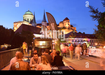 Esztergom (Gran): Fluss Kis Duna (Kleine Donau), Castle Hill, die Basilika, die Innenstadt von Pfarr- Kirche auf einem Festival in Ungarn, Komarom-Esztergom, Stockfoto