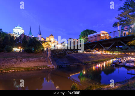 Esztergom (Gran): Fluss Kis Duna (Kleine Donau), Castle Hill, die Basilika, die Innenstadt von Pfarr- Kirche auf einem Festival in Ungarn, Komarom-Esztergom, Stockfoto