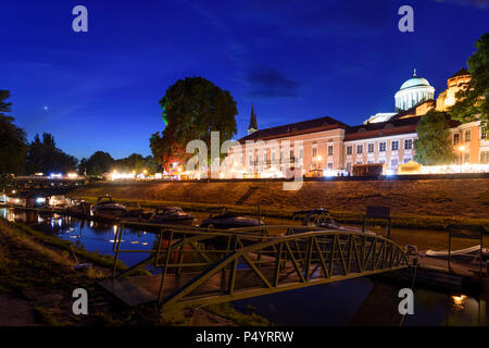 Esztergom (Gran): Fluss Kis Duna (Kleine Donau), Castle Hill, die Basilika, die Innenstadt von Pfarr- Kirche auf einem Festival in Ungarn, Komarom-Esztergom, Stockfoto