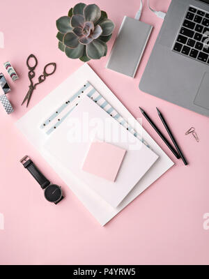 Flach Zusammensetzung in rosa Tönen für freiberufliche Blogger. Arbeitsbereich mit Laptop, elegantes Notebook, Black Watch und saftig. Stockfoto