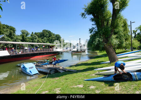 (Neszmely Nessmühl): Freilichtmuseum Skanzen der Schiffe, Paddler, Boote, Seitenarm der Donau in Ungarn, Komarom-Esztergom, Stockfoto