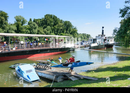 (Neszmely Nessmühl): Freilichtmuseum Skanzen der Schiffe, Paddler, Boote, Seitenarm der Donau in Ungarn, Komarom-Esztergom, Stockfoto