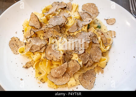 Pasta mit schwarzem Trüffel Pilz Stockfoto