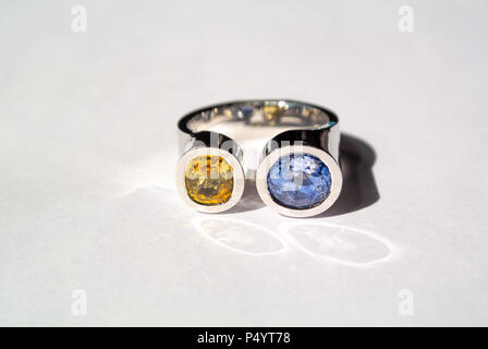 Original White Gold Ring mit gelben und blauen Saphir Stockfoto