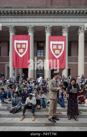 Eltern in Harvard Yard für Abschlussfeier der Harvard Universität, Cambridge, Massachusetts, USA warten Stockfoto