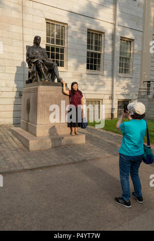 Touristische fotografierte Reiben toe der Statue von John Harvard von Daniel Chester French in Harvard Yard, Cambridge, Massachu-setts, USA Stockfoto