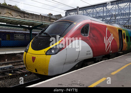 Virgin Pendolino 390 045 in Ride mit Pride Livery an der Carlisle Citadel Station Stockfoto