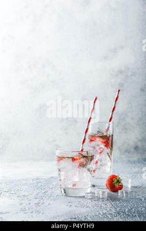 Alkoholische oder alkoholfreie Cocktails mit Erdbeeren und Rosmarin und Eis im Glas Gläser. Freier Platz für Text. Stockfoto