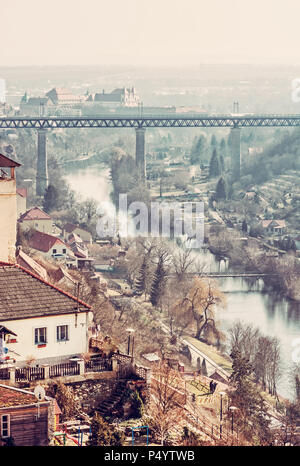 Kloster Louka und Eisenbahn Brücke über Fluss Dyje, Znojmo, Südmähren, Tschechische Republik. Reiseland. Rot Foto Filter. Stockfoto