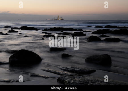 Durban, KwaZulu-Natal, Südafrika, Blur, Breaking Dawn, Schiffe, die am Horizont, Umhlanga Rocks Beach, Landschaft, verwischt, Bewegung Stockfoto