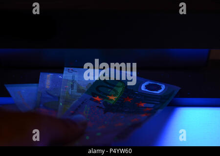 Geld testen - Detektor Euro Europäische Währung Fake prüfen Stockfoto