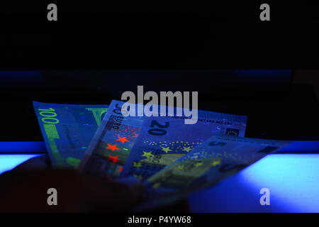 Geld testen - Detektor Euro Europäische Währung Fake prüfen Stockfoto