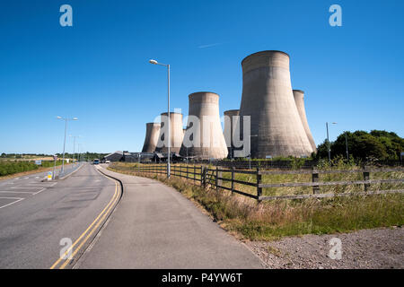 Ratcliffe auf Soar power station hoch über den nahe gelegenen Bahnhof Stockfoto