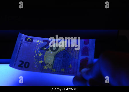 Geld testen - Detektor Euro Europäische Währung Fake prüfen Stockfoto